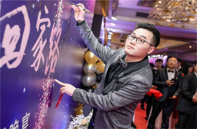 【高光“疫”事】勇敢逆行的特殊“网约车”——PT视讯90后，用信念打通生命运输线